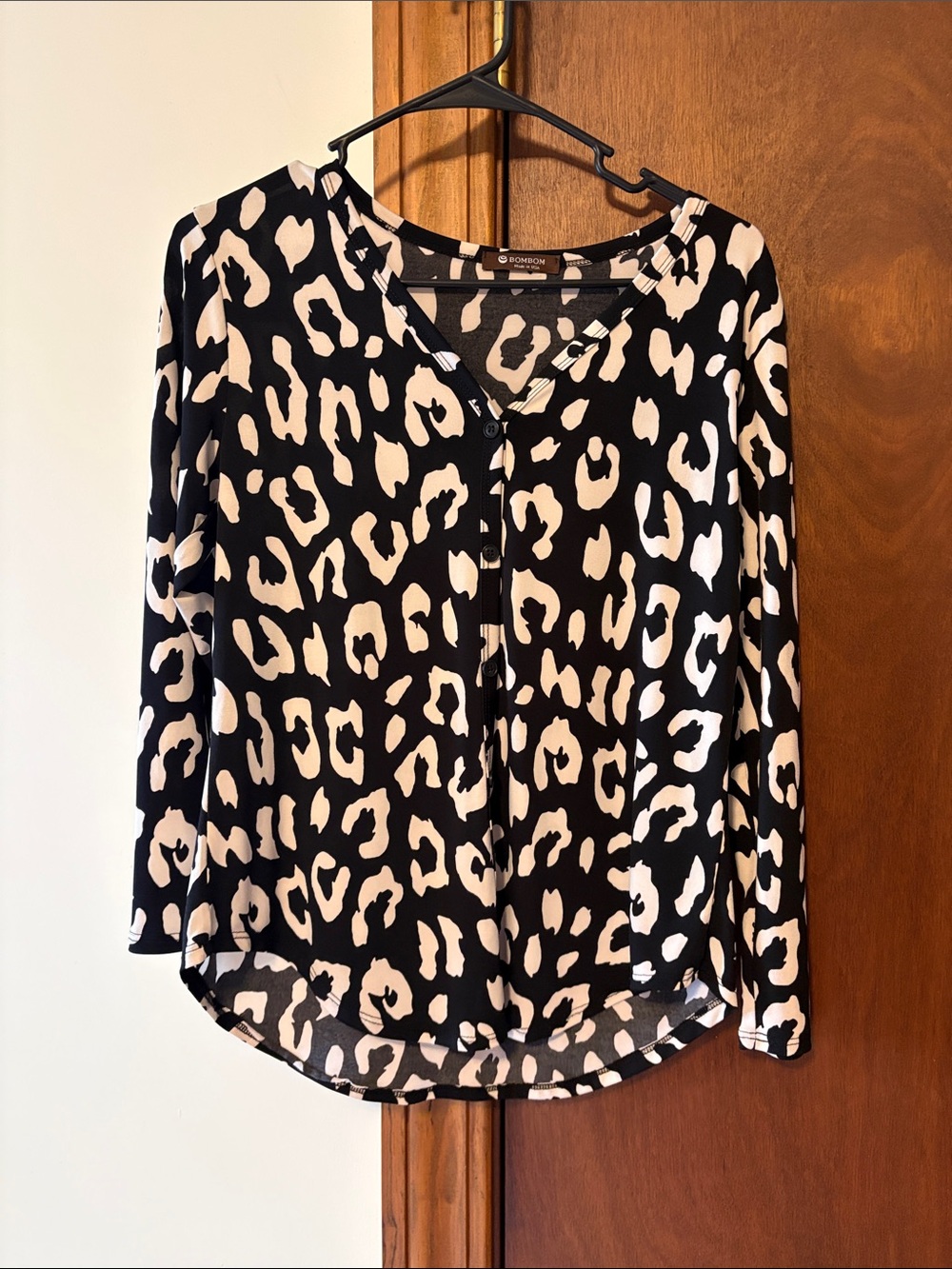 BomBom Black & Cream Leopard-Print Button V-Neck Long Sleeve Top